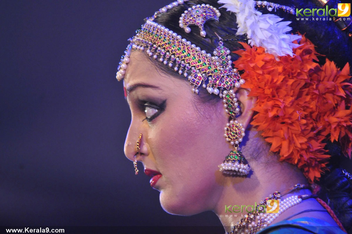 Manju warrier dance at nishagandhi festival photos 04880 - Kerala9.com