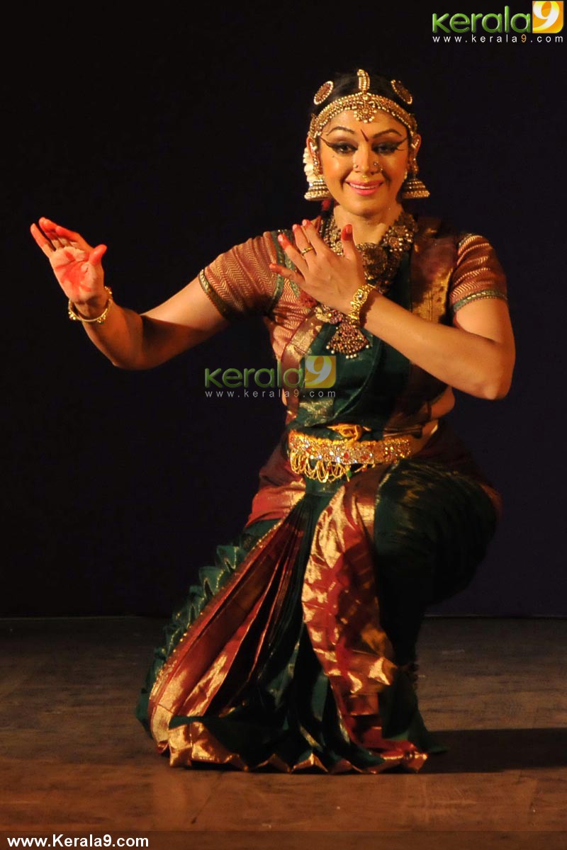 Shobana bharatanatyam dance photos 00791 - Kerala9.com