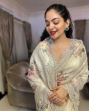 ahaana-krishna-in-off-white-floral-printed-saree-with-makeup-look-photos-001