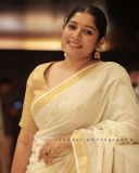 actress-anumol-in-kerala-saree-photos