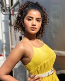 anupama-parameswaran-in-yellow-sleeveless-top-photos-001