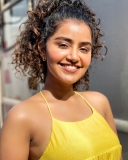 anupama-parameswaran-in-yellow-sleeveless-top-photos-002