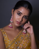 anupama-parameswaran-yellow-saree