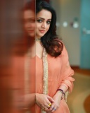 bhavana-latest-photos-in-coustom-made-peach-colour-churidar-from-Mannath-Luxe-004