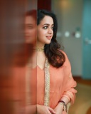 bhavana-latest-photos-in-coustom-made-peach-colour-churidar-from-Mannath-Luxe-005