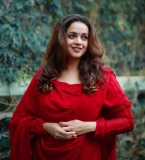 bhavana-new-photos-with-red-colour-003