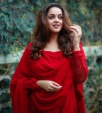 bhavana-new-photos-with-red-colour-004