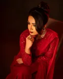 catherine-tresa-in-red-lehenga-saree-ready-to-wear-photos-007