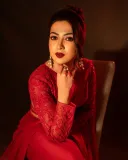 catherine-tresa-in-red-lehenga-saree-ready-to-wear-photos-010