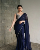 honey-rose-in-black-saree-images-003