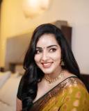 malavika-c-menon-in-golden-yellow-saree-and-green-blouse-photos-010