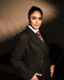 mrunal-thakur-in-black-blazer-dress-with-high-heels-style-photos-003