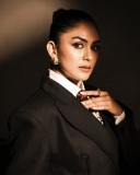 mrunal-thakur-in-black-blazer-dress-with-high-heels-style-photos