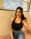 nandana-varma-in-black-crop-top-and-jeans-style-photos-001
