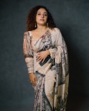 pearle-maaney-in-printed-saree-photos-003