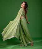 saniya-iyappan-in-green-chiffon-saree-with-sleeveless-blouse-design-photos-001