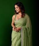 saniya-iyappan-in-green-chiffon-saree-with-sleeveless-blouse-design-photos-003