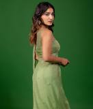 saniya-iyappan-in-green-chiffon-saree-with-sleeveless-blouse-design-photos-004