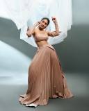 saniya-iyappan-in-light-color-fashion-dress-photoshoot-images-004