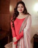 shaalin-zoya-in-dark-pink-churidar-with-baby-pink-shawl-photos-006