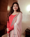 shaalin-zoya-in-dark-pink-churidar-with-baby-pink-shawl-photos-010