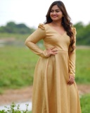 shaalin-zoya-in-golden-colour-gown-dress-images-004