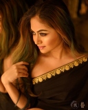 shalin-zoya-photos-in-black-saree-005