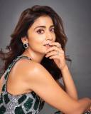 shriya-saran-in-latest-fashion-style-photos-022