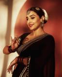 vidya-balan-in-black-outfit-photos-013