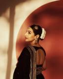 vidya-balan-in-black-outfit-photos-014