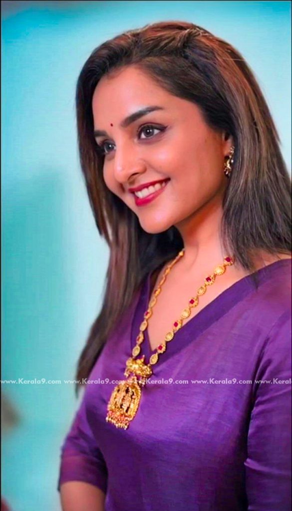 manju warrier wearing Vedha from Kalyan Jewellers photos 002