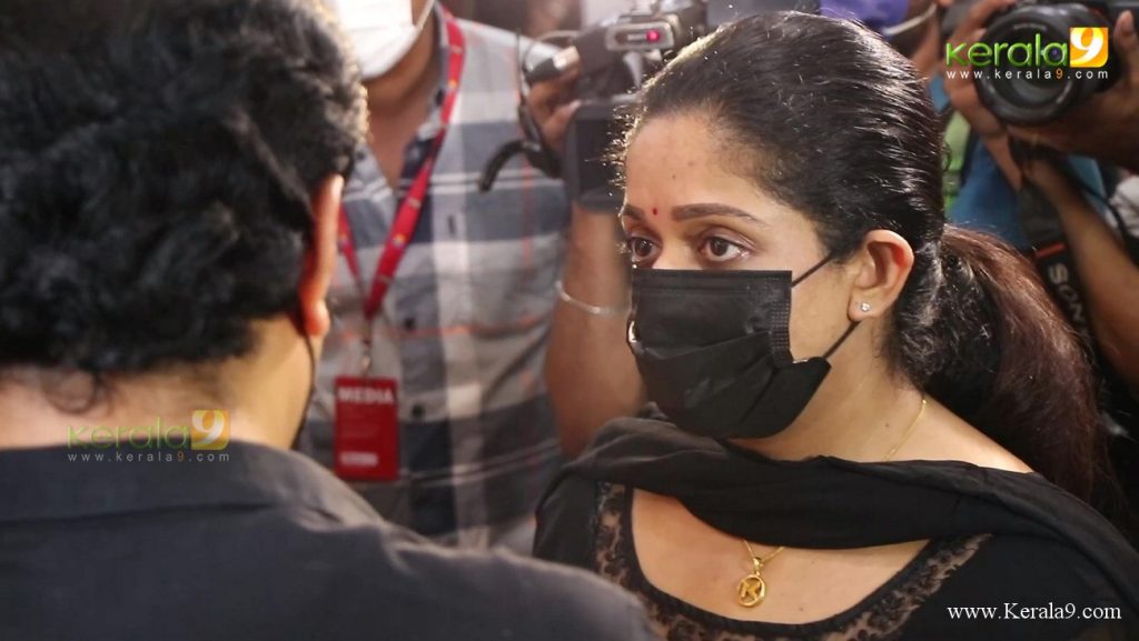 kavya madhavan at kpac lalitha funeral photos 010