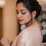 ahaana krishna in golden saree look at lulu fashion week 003