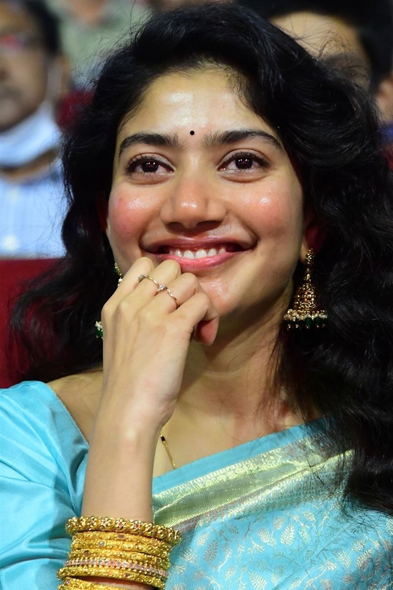 Aishwarya Lekshmi, Samantha praise Sai Pallavi's dance in 'Saranga Dariya'  - IMDb