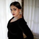 ramya nambeesan in black gown dress photos 006