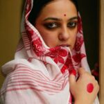 actress nithya menon latest photo images in saree 011