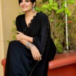 actress manju warrier new photos in black saree 004