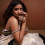 actress anna ben latest photos in silk saree