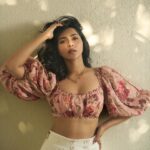 ishwarya lekshmi latest photos in white pants and printed crop top 005